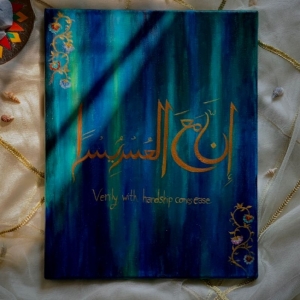 Sohilda koplab yalangoch ayollar